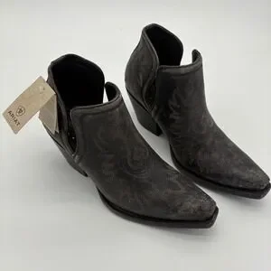 Ariat | Shoes | Ariat Dixon Distressed Western Ankle Boots  display picture 2